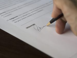 Podpisywanie dokumentów. Biometryczny podpis odręczny czy podpis elektroniczny