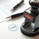 Czy pieczątka firmowa jest obowiązkowa? Wymogi prawne i elementy obowiązkowe